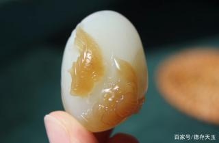 女士行给佩戴什么样的和田玉吊坠?玉养人吗?佩戴有什么忌讳呢?