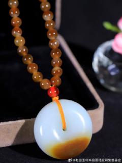 和田玉糖白玉平安扣挂件,玉质油润光泽,糖白分明 红糖白肉 尺寸32
