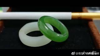 近期的和田玉还图秀一波,图一乱入一只翡翠镯子